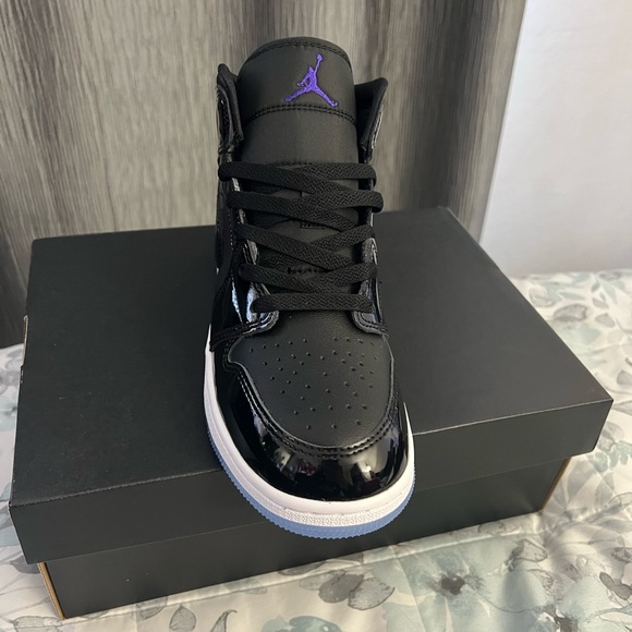 Brand New Air Jordan 1 Mid SE (GS) - Picture 2 of 4